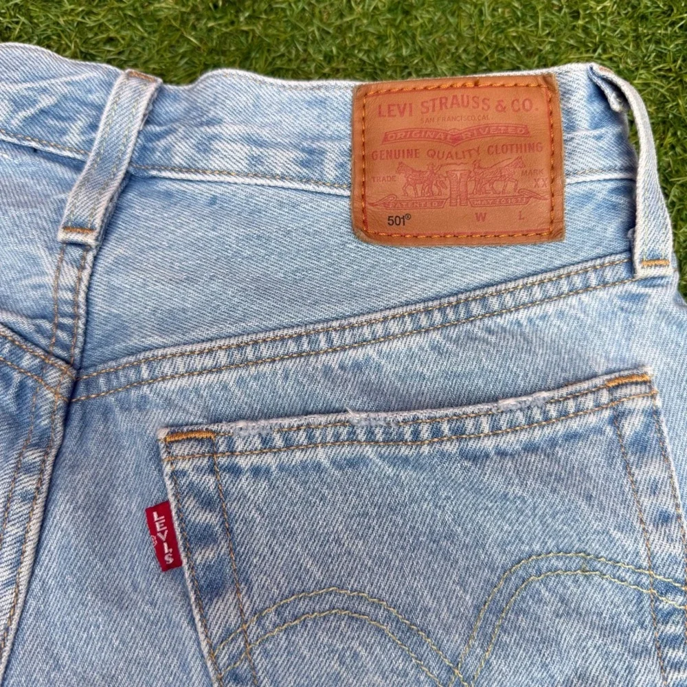 Levis Premium 501 Original Distressed Denim Shorts Button Fly Light Wash Size 26